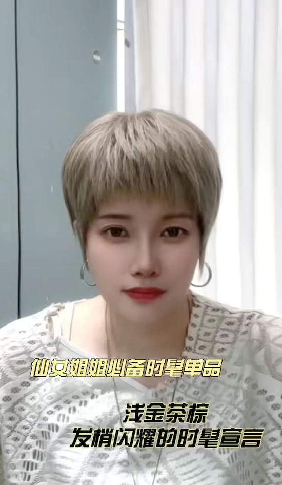 如果你想染一款潮色 但却又担心掉色 又担心伤发质 那不如选一款时髦的发饰单品 轻松好打理 (*^▽^*)